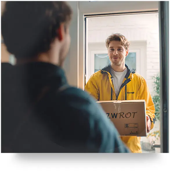 Kurier z paczką zwrotną